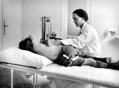 &Auml;rztin in einem franz&ouml;sischen Lungensanatorium 1933