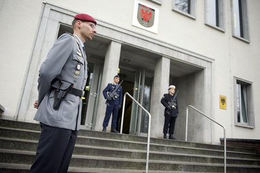 Das Einsatzf&amp;uuml;hrungskommando in Potsdam koordiniert die ...