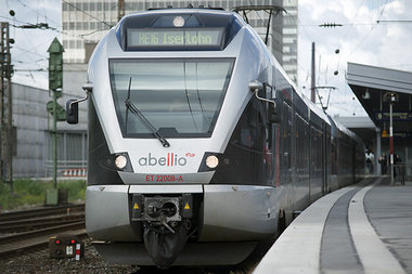 Nahverkehrszug von Abellio in Essen. Auch dieser Konkurrent der ... Nahverkehrszug von Abellio in Essen. Auch dieser Konkurrent der ...