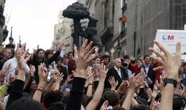 Jeden Tag kommen mehr Menschen am Sonnentor in Madrid zusammen, ... Jeden Tag kommen mehr Menschen am Sonnentor in Madrid zusammen, ...