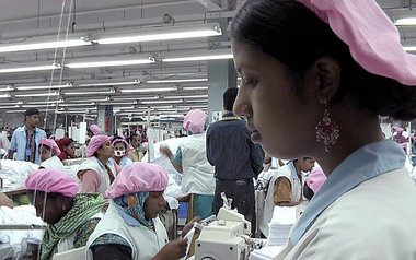 Produktion in einer Textilfabrik in Bangladesch. – »Hauptsache b... Produktion in einer Textilfabrik in Bangladesch. – »Hauptsache b...