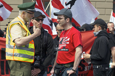NPD-Kader Sebastian Schmidtke (r.) im Gespräch mit der Poli... NPD-Kader Sebastian Schmidtke (r.) im Gespräch mit der Poli...