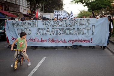 Antifaschisten demonstrierten am Sonnabend im Berliner Stadtbezi... Antifaschisten demonstrierten am Sonnabend im Berliner Stadtbezi...