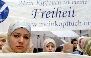 Doppelt diskriminiert: Musliminnen demonstrieren gegen das Kopft...