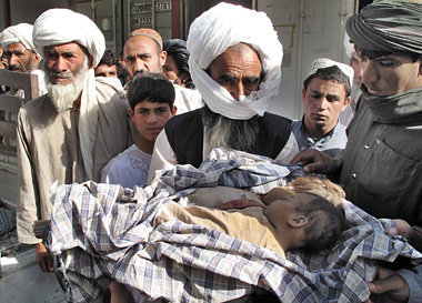 Trauernde Verwandte der bei dem NATO-Luftangriff get&ouml;teten ...