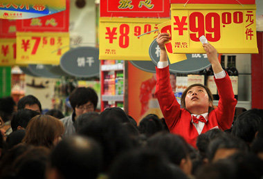 Supermarkt in Chengdu im Februar 2011. Spürbare Teuerung erforde...