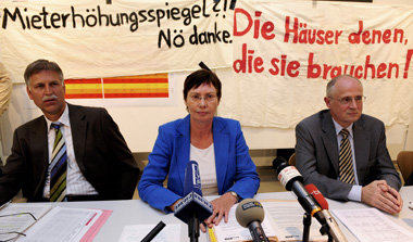 Senatorin Ingeborg Junge-Reyer mit ihrem Referatsleiter Mieten- ...