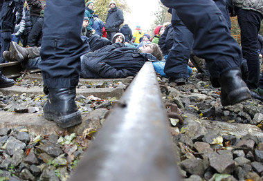 Atomkraftgegner blockierten am 7. November 2010 die Gleise nahe ...