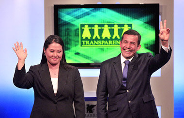 Peinlichkeiten vermeiden. Fujimori und Humala gr&uuml;&szlig;en ...