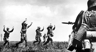 Raubkrieg ohne Regeln: Rotarmisten ergeben sich einer Einheit de...