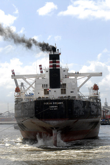 Rauchwolke &uuml;ber Containerschiff im Hamburger Hafen