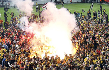 Der Freude hielt auch das Stadion des VfL Osnabr&uuml;ck nicht s...