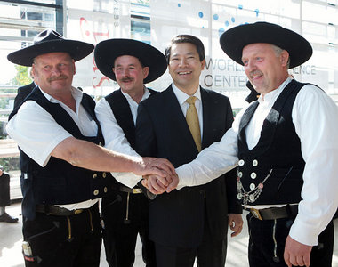 Erst als Heilsbringer gefeiert, dann mit internationalem Haftbef...