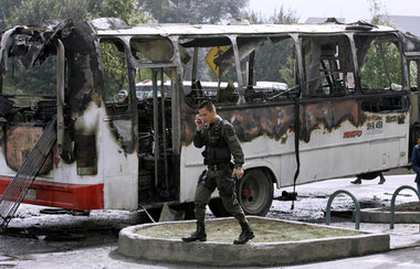 Ausgebrannter Bus in Bogotá: Die Polizei sagt, die Täter seien »...