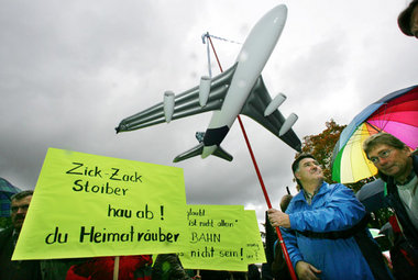 Demonstration in Freising: Mit Jet-Attrappe und Plakat gegen die...