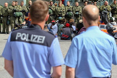 40 Fl&uuml;chtlinge lie&szlig;en sich Donnerstag vor der Sozialb...