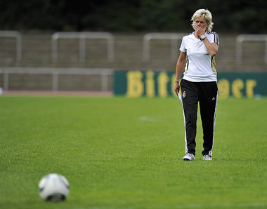 Ball oder Bombe? Sportsoldatin Neid ist sich unsicher