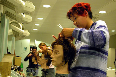 Harte Arbeit für wenig Geld: Friseurinnen in der Ausbildung
