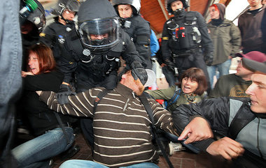 Piercings herausgerissen &ndash; polizeiliche R&auml;umung antif...