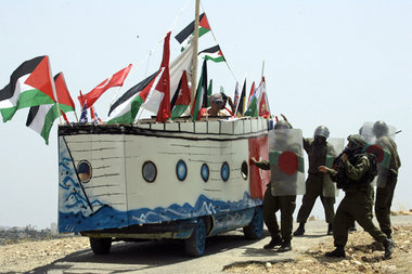 Schon fast paranoid: Israelische Soldaten attackieren in der N&a...