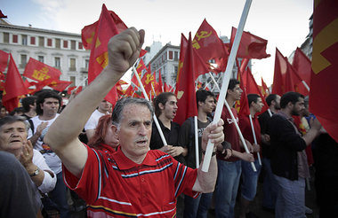 Tausende Kommunisten forderten am Donnerstag in Athen sofortige ...