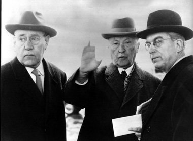 Konrad Adenauer (Mitte) 1961 mit seinen n&auml;chsten Mitarbeite...
