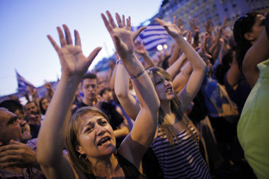 Proteste vor dem griechischen Parlament am Sonntag: Kein »... Proteste vor dem griechischen Parlament am Sonntag: Kein »...