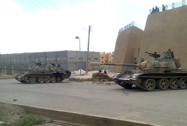 Handy-Foto vom 14. Juni aus Deir Al-Sur in Ostsyrien: Panzer, di... Handy-Foto vom 14. Juni aus Deir Al-Sur in Ostsyrien: Panzer, di...
