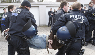 Gegen Antifaschisten greift die Polizei gern durch, wie hier in ...