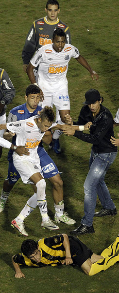 So sehen Sieger aus: Kniestrumpfiro Neymar da Silva &shy;Santos ...