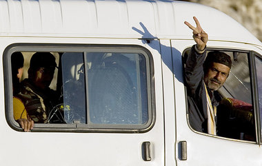Syrische Flüchtlinge, die gerade die Türkei erreicht h... Syrische Flüchtlinge, die gerade die Türkei erreicht h...