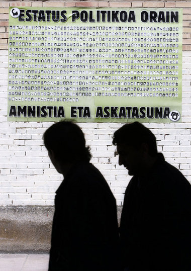Ein Amnestie für baskische Gefangene wird mit diesem Plakat im b...