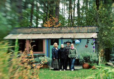 Die Idylle familiärer Harmonie trügt: »Drau&szli... Die Idylle familiärer Harmonie trügt: »Drau&szli...