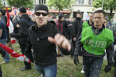 Neonazi geht auf Fotografen los. Die Polizei hatte ihren Aufmars...