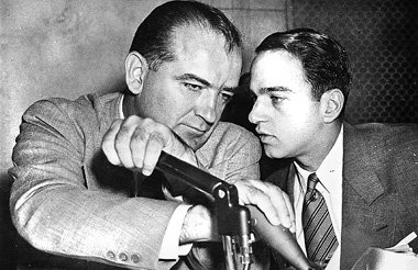 Zwei Paranoiker bei der Arbeit: Joseph McCarthy (l.) und sein en... Zwei Paranoiker bei der Arbeit: Joseph McCarthy (l.) und sein en...