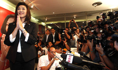Trotz Hetzkampagne gewonnen. Yingluck Shinawatra bei traditionel... Trotz Hetzkampagne gewonnen. Yingluck Shinawatra bei traditionel...