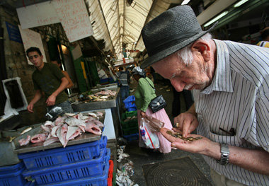 Mann auf dem Fischmarkt von Jerusalem: Ein F&uuml;nftel bis zu e...