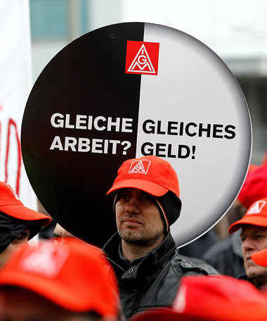 Aktionstag der IG Metall gegen Leiharbeit am 24. Februar bei Mer...