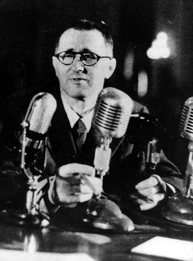 Brecht 1947 vor dem Kongreßausschuß für unamerikanische Aktivitä...