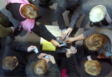 Viele Hände im Spiel: Abstimmung im Bundestag
