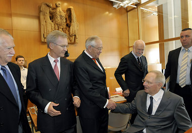Bundesfinanzminister Wolfgang Sch&auml;uble begr&uuml;&szlig;t B...