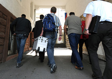 Ermittler verlassen nach der Razzia das Büro der »Par... Ermittler verlassen nach der Razzia das Büro der »Par...