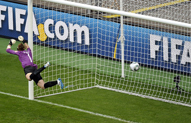 Beste Engländerin auf dem Platz: Karen Bardsley beim 1:1 Beste Engländerin auf dem Platz: Karen Bardsley beim 1:1