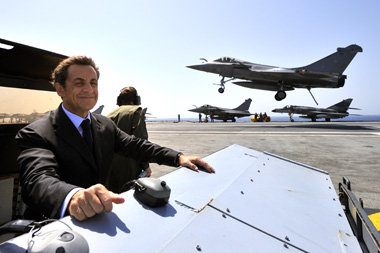 An den Schalthebeln der Macht: Nicolas Sarkozy begutachtet Kampf... An den Schalthebeln der Macht: Nicolas Sarkozy begutachtet Kampf...