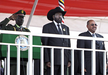Salva Kiir (Mitte), der Präsident der neuen Republik Sü... Salva Kiir (Mitte), der Präsident der neuen Republik Sü...