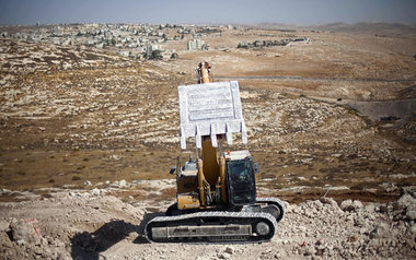 Systematische Landnahme: Bulldozer beim Bau israelischer Siedlun...
