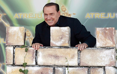 Auch Mauern helfen bekanntlich nicht: Italiens Premier Silvio Be... Auch Mauern helfen bekanntlich nicht: Italiens Premier Silvio Be...