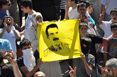 »Wir sind bereit«: Jugendliche mit Öcalan-Fahne auf einer Demons...