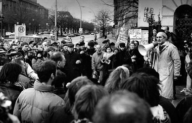 Protest gegen Abwicklung: Heinrich Fink (mit Megaphon) 1991 vor ...
