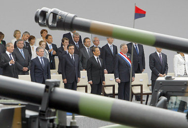 Milit&auml;rparade in Paris: Schwere Gesch&uuml;tze rollen an de...